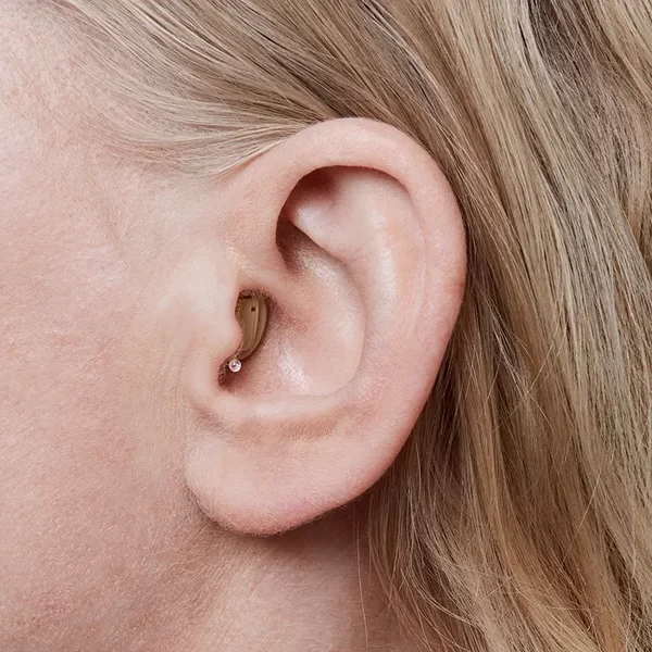 Oticon_Opn_CIC_C001Beige_Angle90_Close-up_In-On-Ear_MS_6761_Woman_1200x800px_Original-file.webp