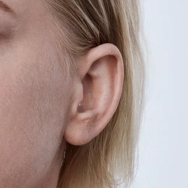 Oticon_Opn_CIC_C001Beige_AngleF45_Close-up_In-On-Ear_MS_6764_Woman_1200x800px_Original-file.webp