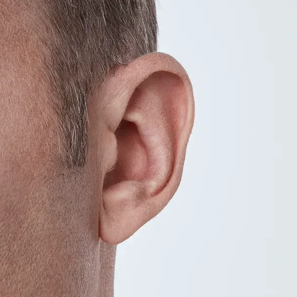 Oticon_Opn_CIC_C001Beige_AngleF45_Close-up_In-On-Ear_MS_6849_Man_1200x800px_Original-file.webp