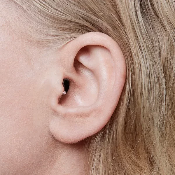 Oticon_Opn_IIC_C001Beige_Angle90_Close-up_In-On-Ear_MS_6746_Woman_1200x800px_Original-file.webp