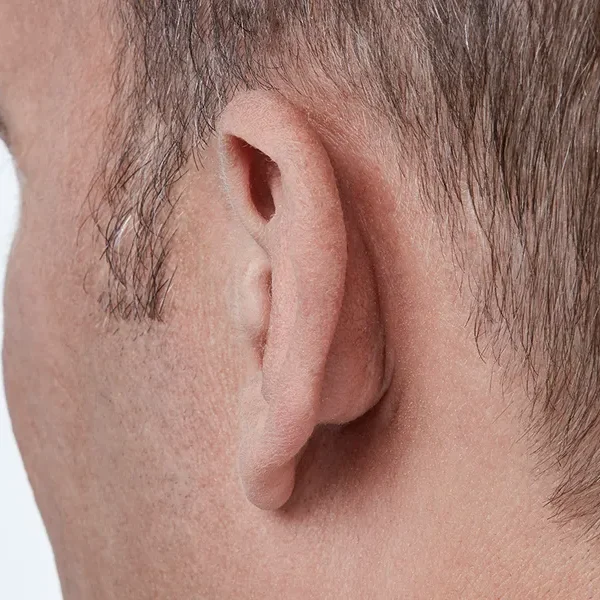 Oticon_Opn_IIC_C001Beige_AngleB45_Close-up_In-On-Ear_MS_6859_Man_1200x800px_Original-file.webp