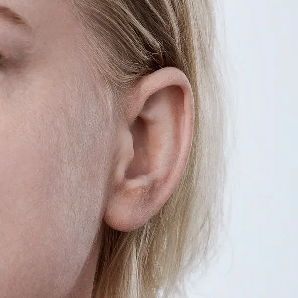 Oticon_Opn_IIC_C001Beige_AngleF45_Close-up_In-On-Ear_MS_6745_Woman_1200x800px_Original-file.webp