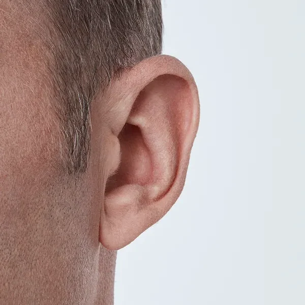 Oticon_Opn_IIC_C001Beige_AngleF45_Close-up_In-On-Ear_MS_6864_Man_1200x800px_Original-file.webp